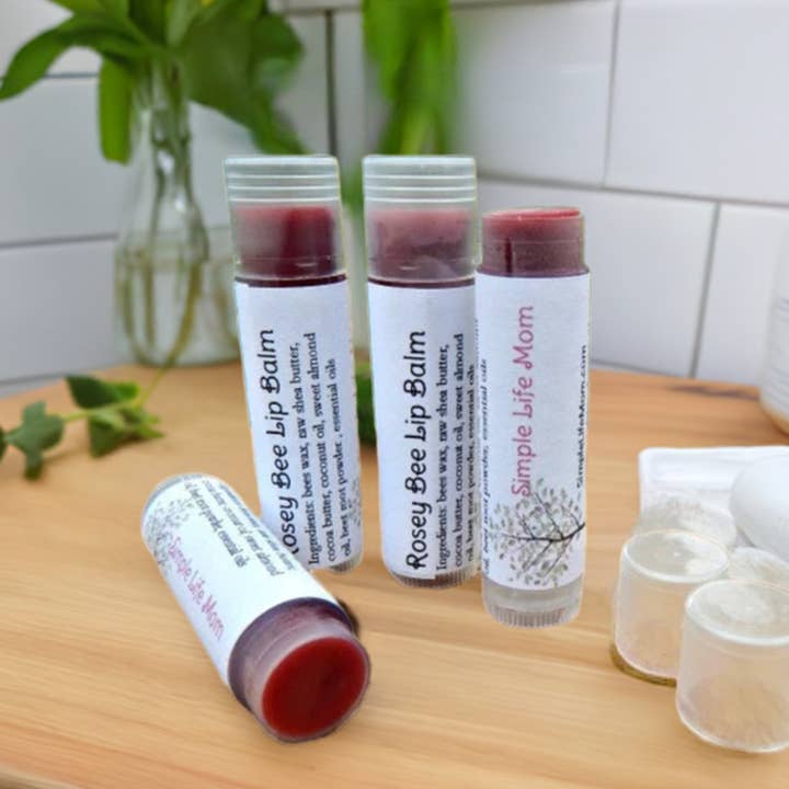 Simple Life Mom - Vendita all'ingrosso Burro di cacao - ROSEY BEE BALSAMO LABBRA - balsamo labbra naturale, colorato di rosso con olio essenziale di menta piperita, idratante colorato per labbra rosse, tinta per labbra5