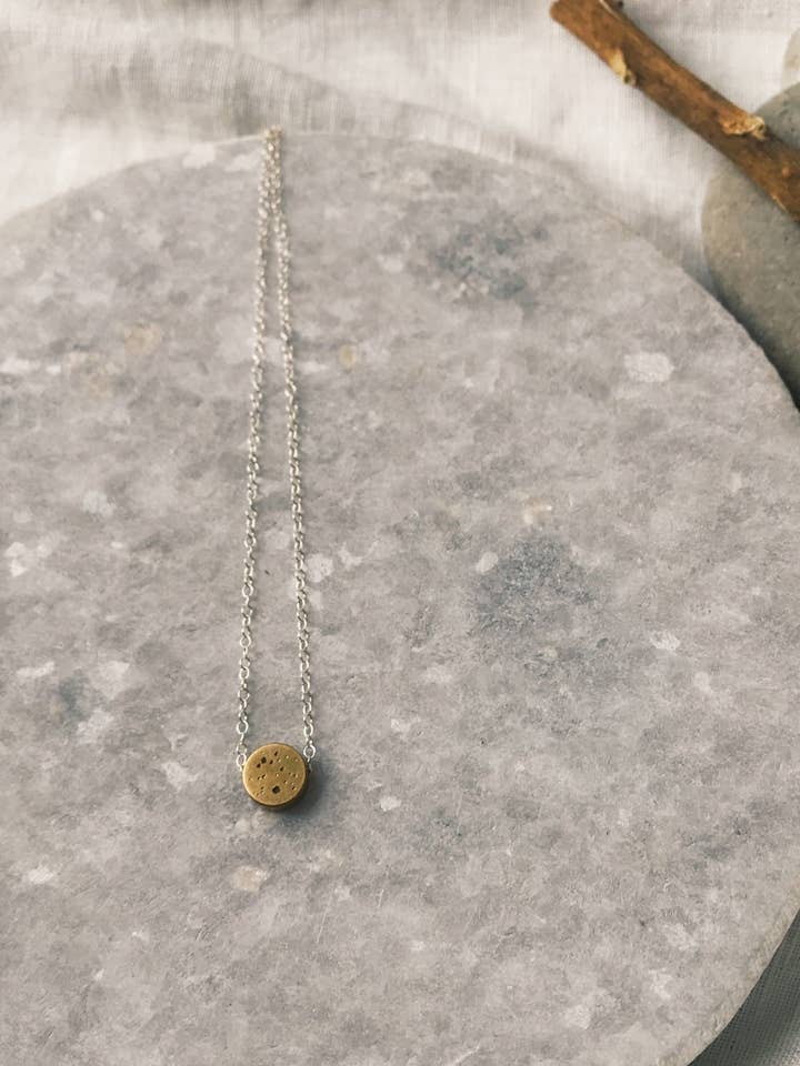 Collana semplice a pois in ottone su catenina per la vendita all'ingrosso da parte di Modern Madini