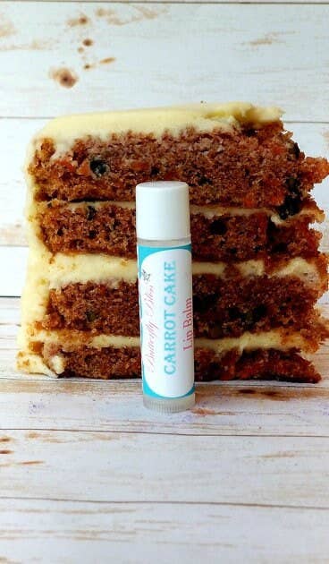Butterfly Bliss – Großhandel Lippenbalsam – Carrot Cake Lippenbalsam | Kuchenlippenbalsam | Karottenkuchen duftend | Ostergeschenke | Osterkorb-Geschenke | Geschenkideen für Kinder | Geschenke für Kollegen | Lippenbalsam1