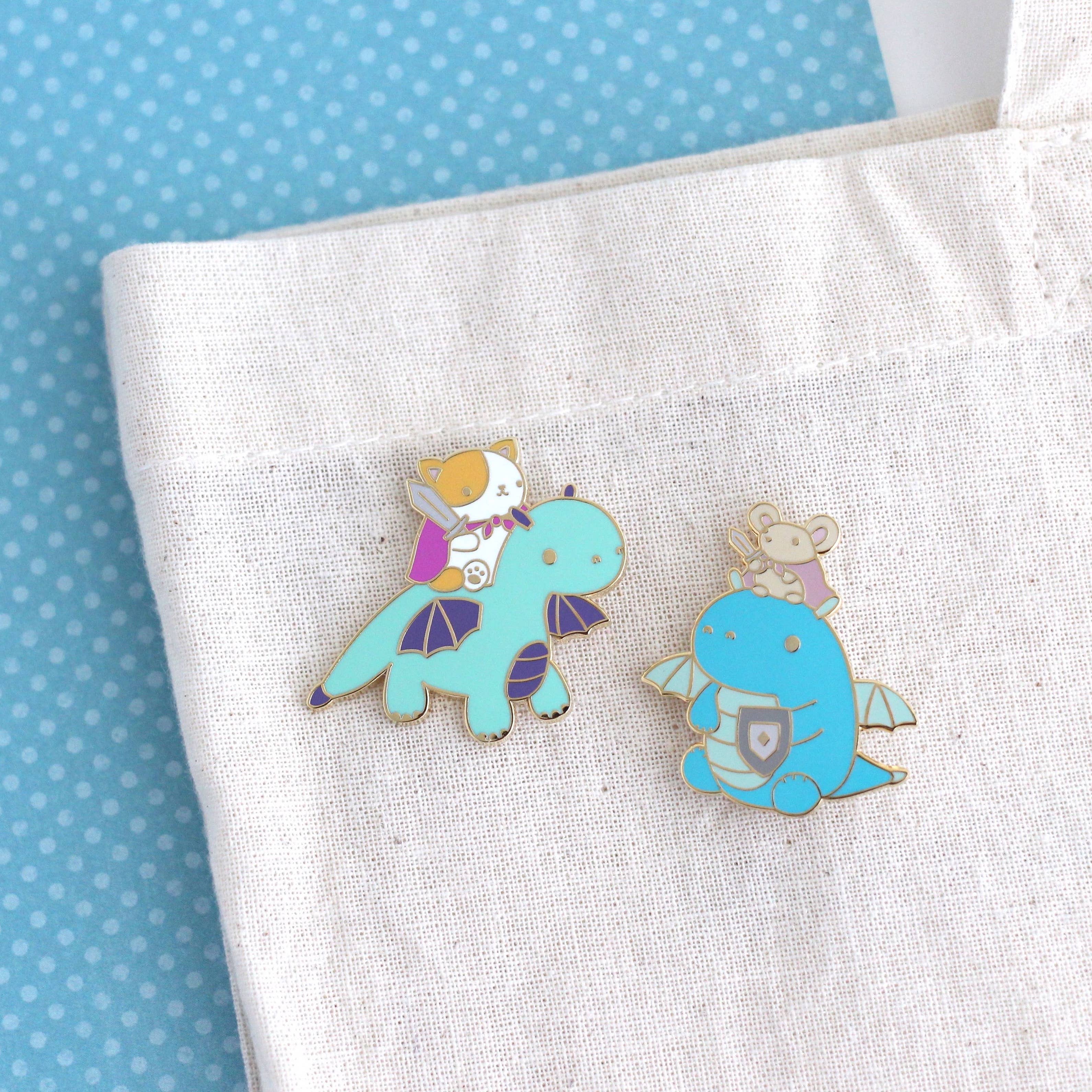 Wild Whimsy Woolies - Vente Épinglettes/boutons - Épinglette en émail chat et chevalier dragon (variante dragon turquoise)2