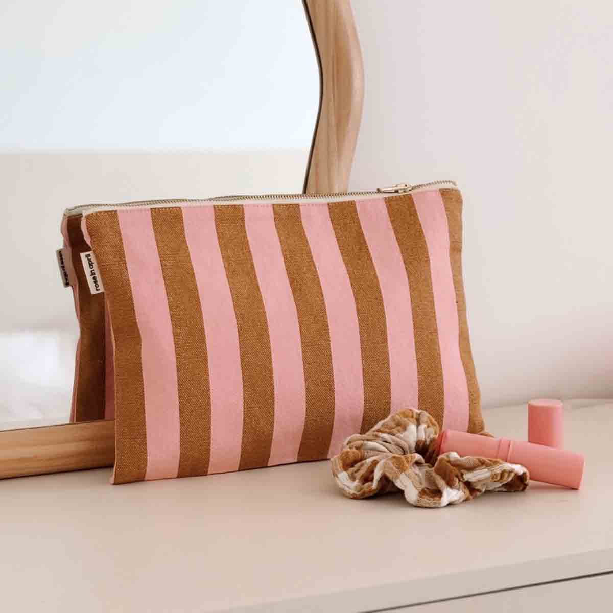 LILI FLAT POUCH STRIPES CARAMEL / STRAWBERRY for wholesale on Faire