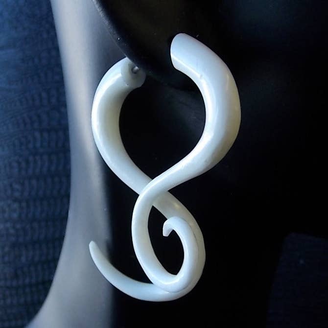 Dalfiya – Engroshandel Hængeøreringe og creoløreringe – Spiral Twist Split Gauge øreringe udskåret hvid knogle0