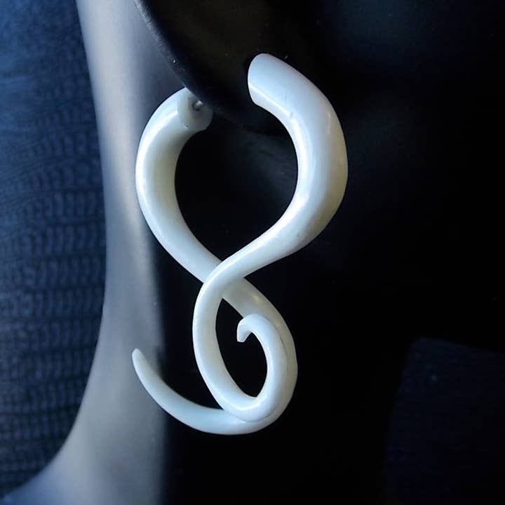 Dalfiya - Venta al por mayor Pendientes colgantes - Pendientes giratorios en espiral de calibre dividido en hueso blanco tallado
