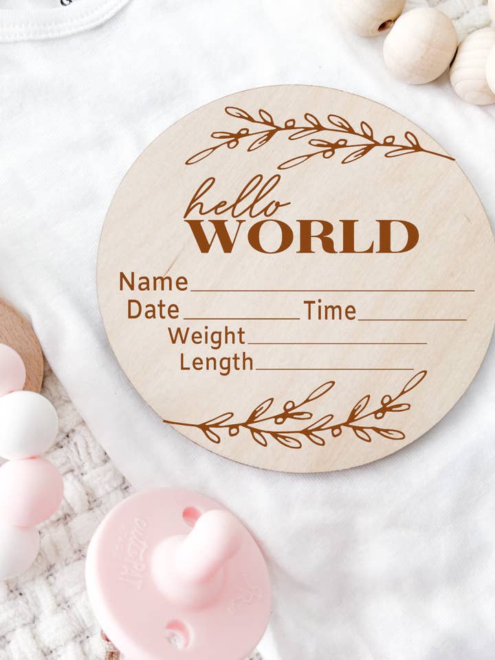 Plaque Stat en bois pour annonce de naissance - Dainty Vine pour la vente par Claire and Bella
