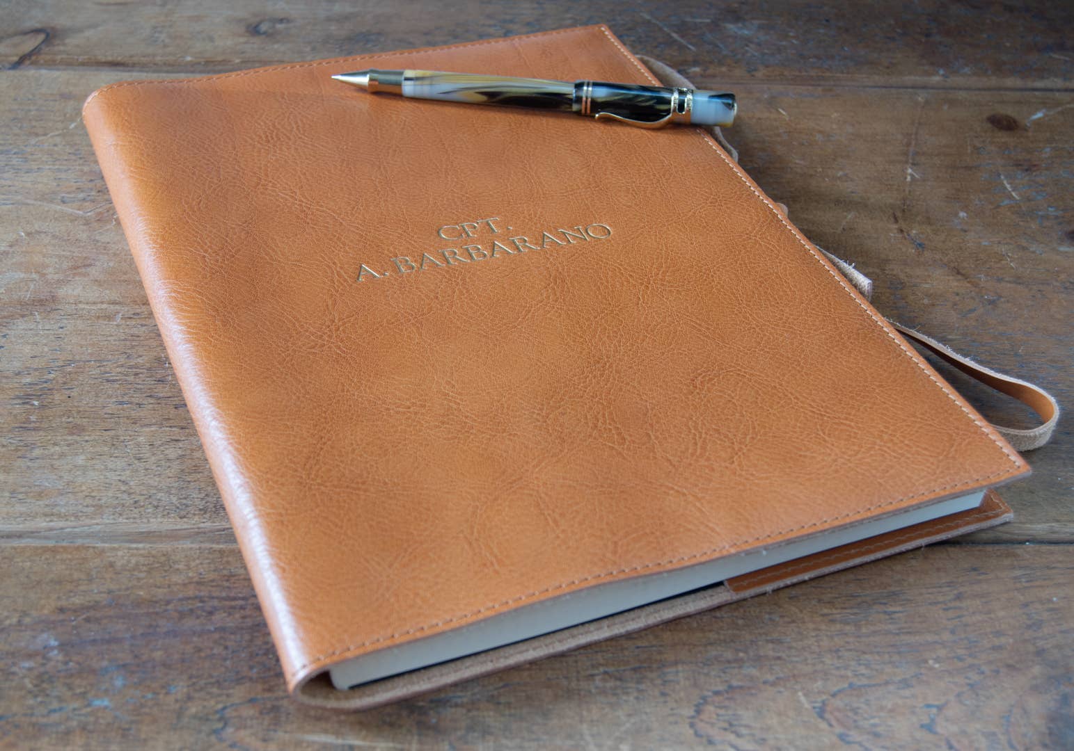 Sattel Brown LEATHERKIND Rustico Notizbuch, A4, nachfüllbar für den Großhandel auf Faire10