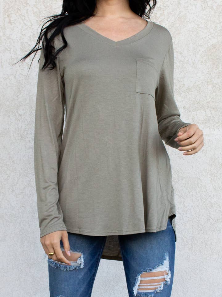 T-shirt à manches longues avec col en V pour la vente par Before You Collection