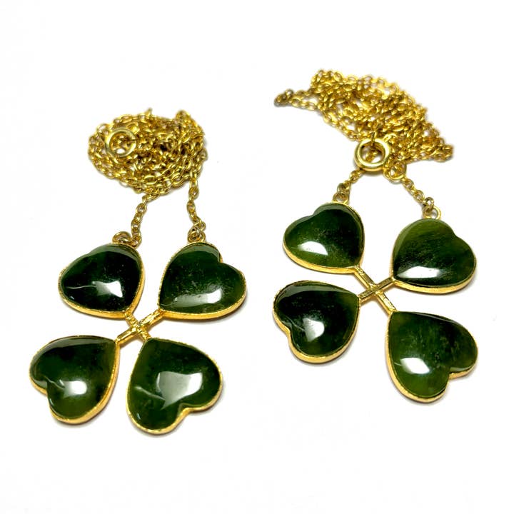 Vintage jaren 70 groene jade klavertjevier geluksbedel hanger voor wholesale door Whitestone Jewelry Co.