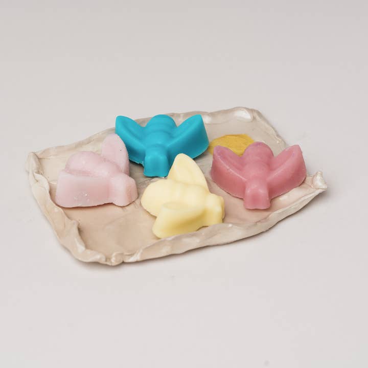 Harvest + Harmony Bumblebee gedemælksæbe 4 stk på sæbeskål for engroshandel hos Harvest + Harmony