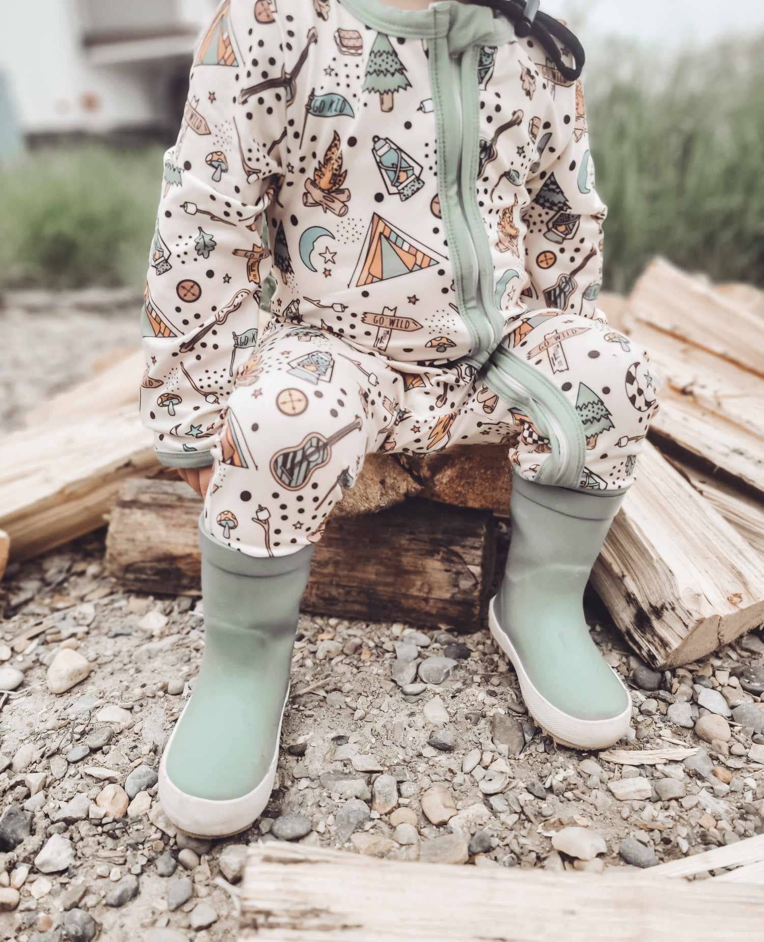 Rufflеѕ & Bоwtіеѕ - Affordable Boys & Girls Clothing – Fato de dormir – Bebé por atacado – Pijama de Bebé com Fecho Duplo Verde Acampamento ao Ar Livre10