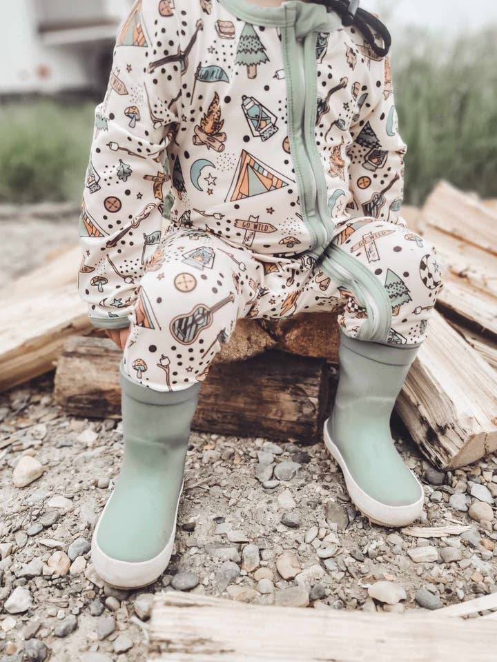 Rufflеѕ & Bоwtіеѕ - Affordable Boys & Girls Clothing – Fato de dormir – Bebé por atacado – Pijama de Bebé com Fecho Duplo Verde Acampamento ao Ar Livre10