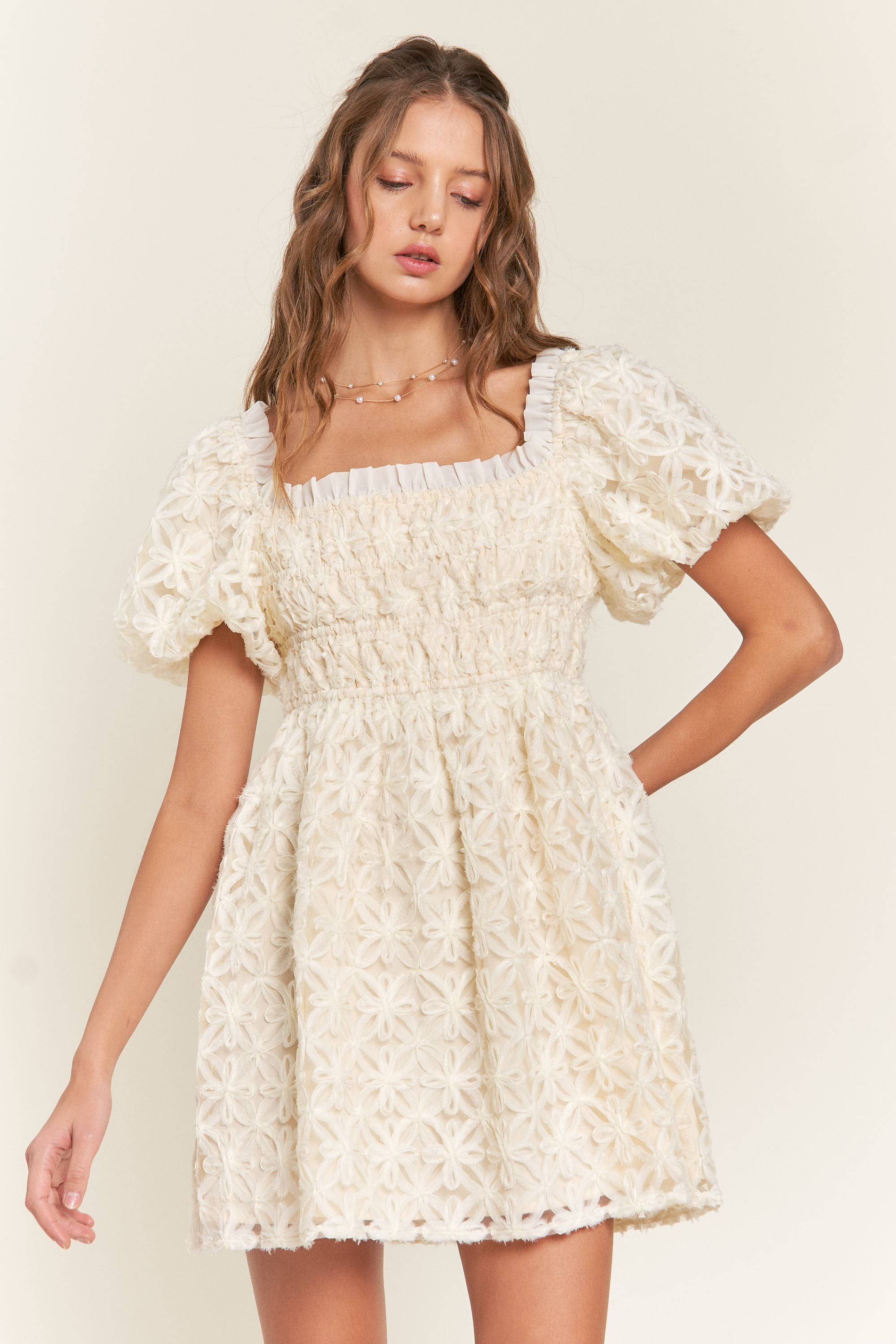 Marfim Mini Vestido Floral Marfim para venda a revendedores na Faire6