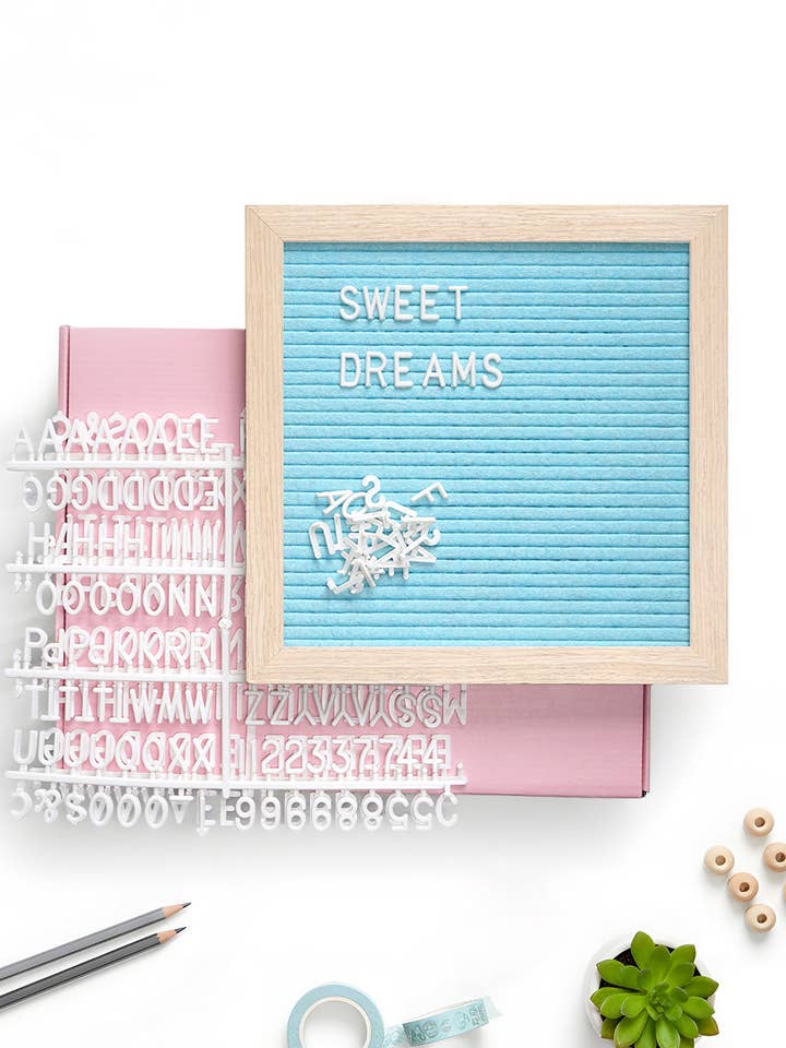 Tableau à lettres en feutre bleu clair pour la vente par Candy Letters
