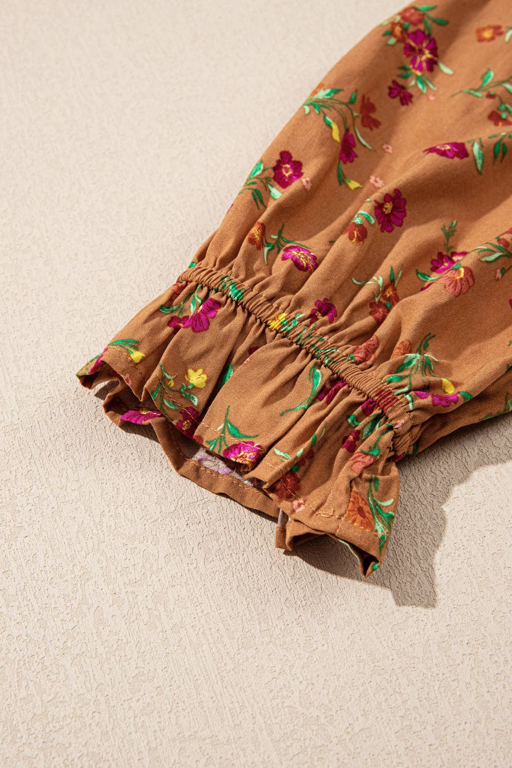 Marron Robe à volants à manches à volants et col en V à fleurs grande taille en vente sur Faire8