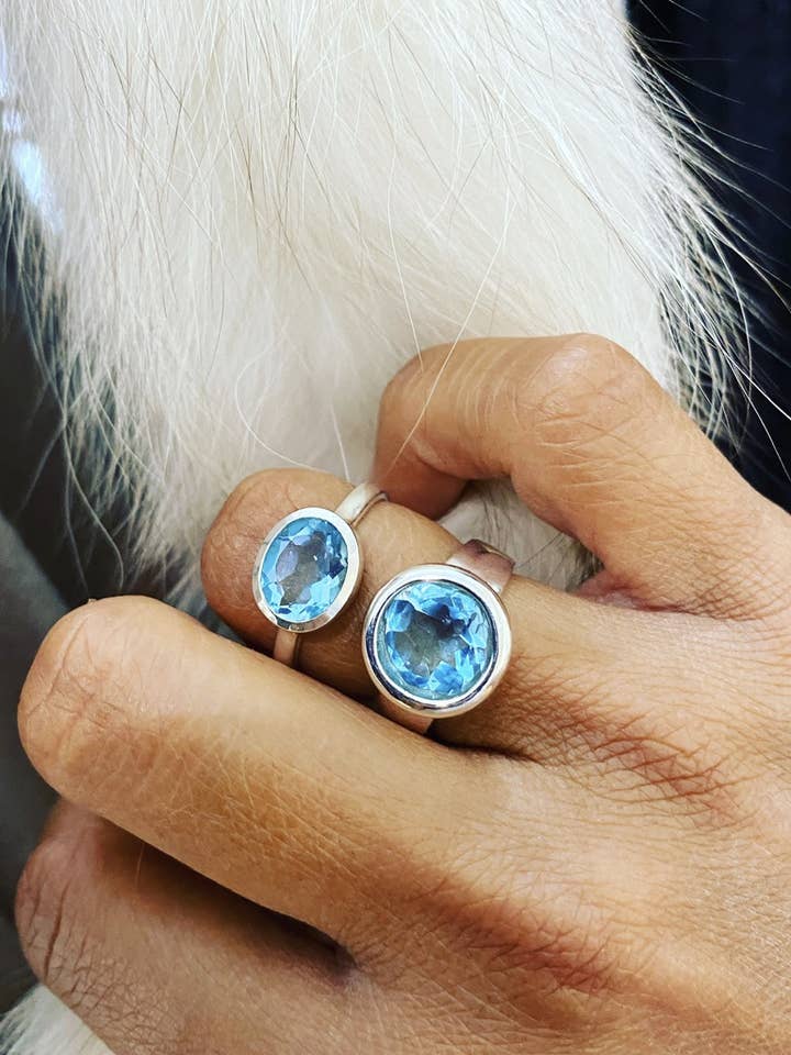 Anneau rond jaipuri ovale plaqué or noir onyx pour la vente par Sikara & Co.