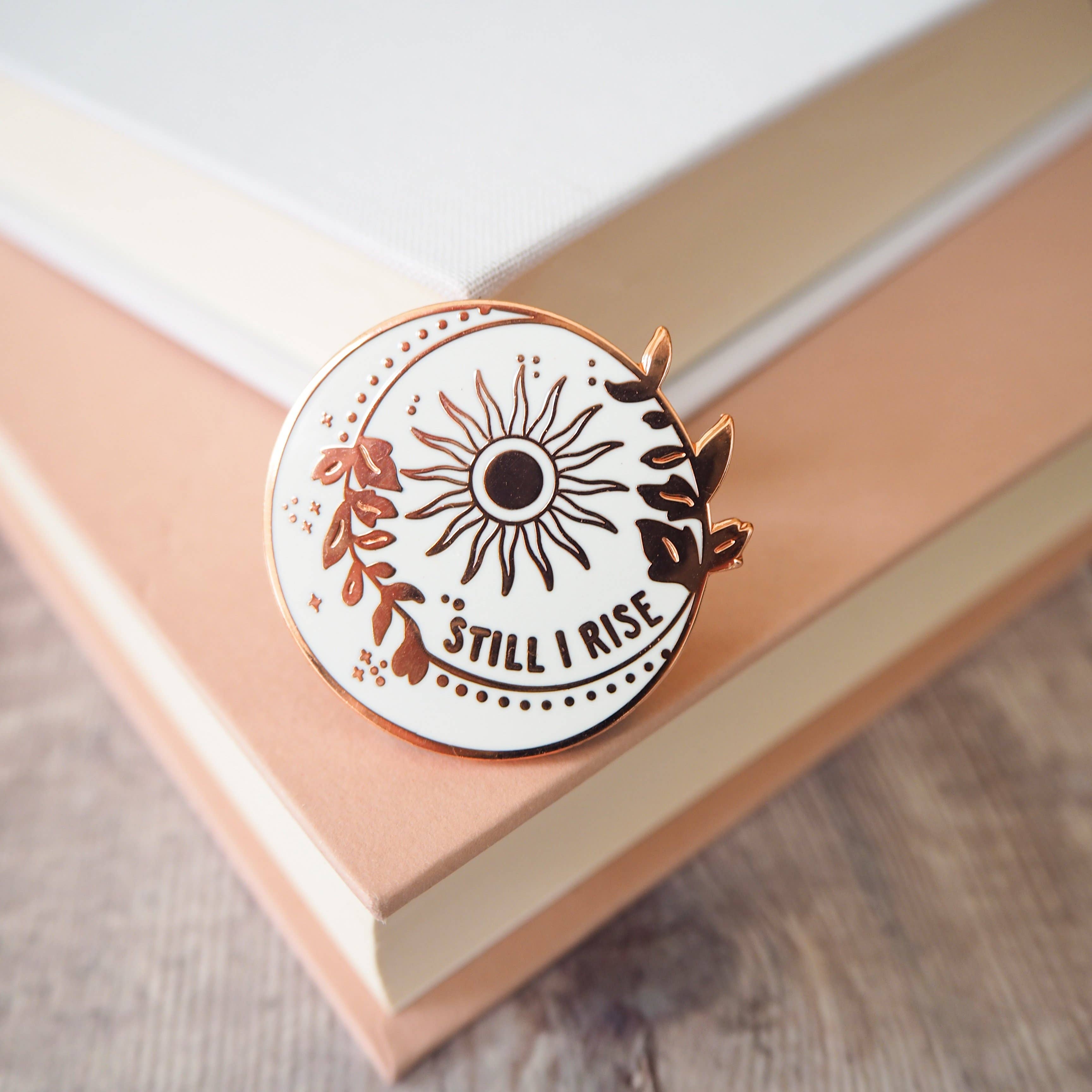 LiteraryEmporium – wholesale Nål och knapp för kavajslag – Dr Maya Angelou™ Still I Rise sol - emaljerad nål i roséguld2