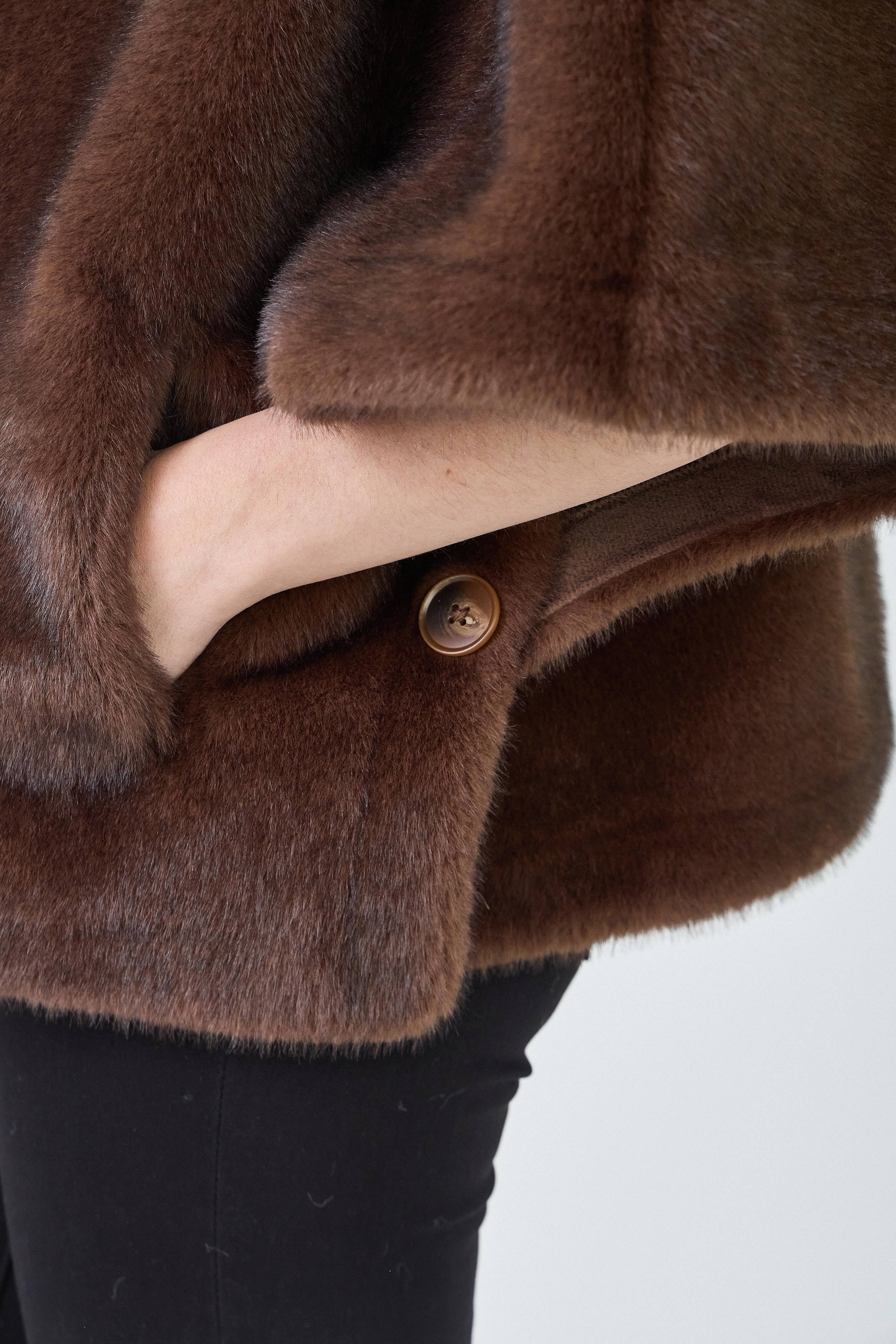 Giovanni Paris - Vendita all'ingrosso Pelliccia/Pelliccia sintetica - Donna - Mantella Alizée con cappuccio in ecopelliccia1