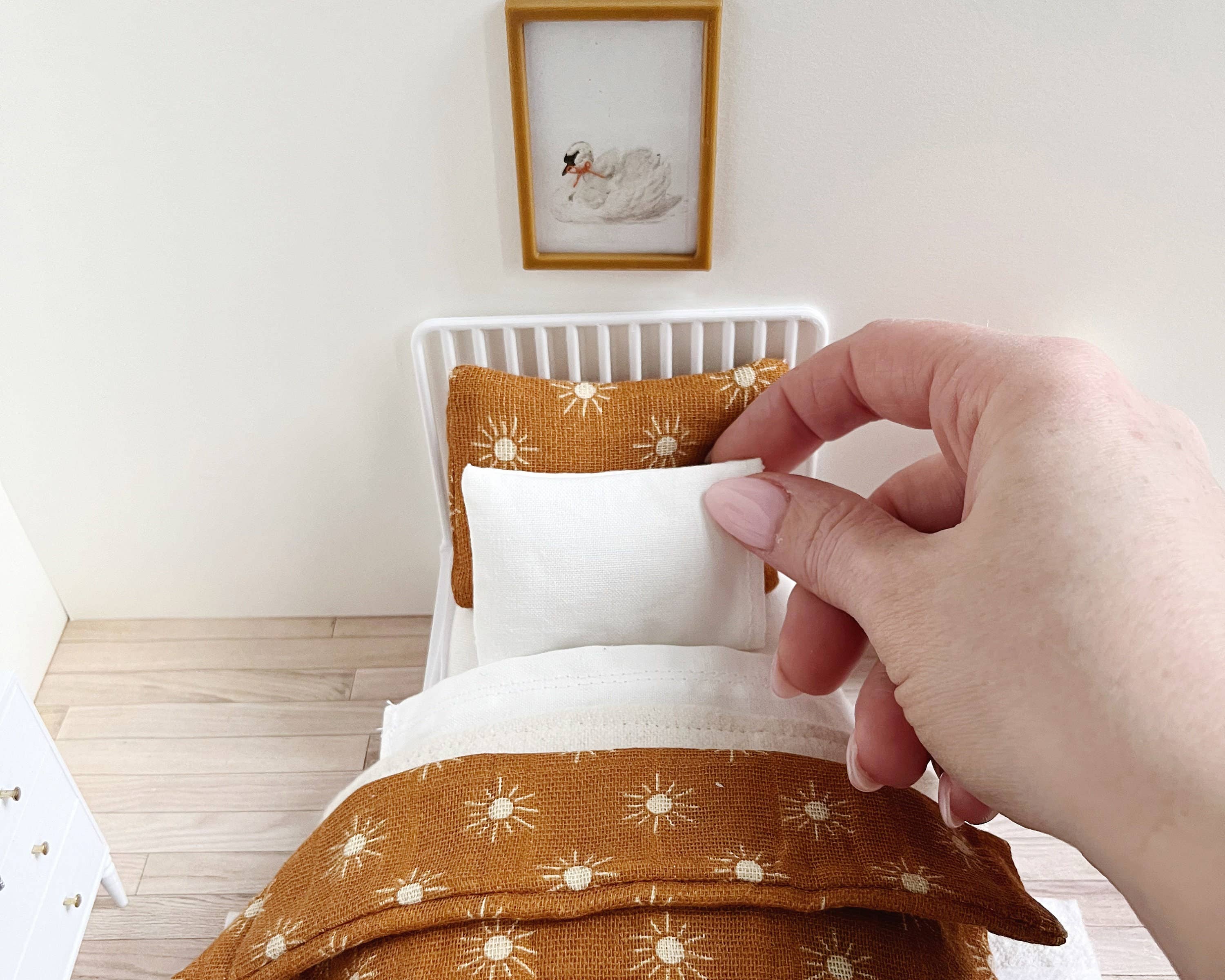 Miniette - Vente Accessoire de poupée – enfant - Lit miniature pour maison de poupée avec lits jumeaux9