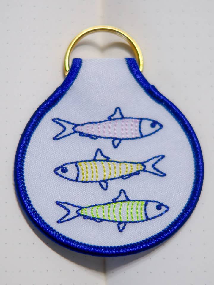trui school van sardines | geborduurde patch sleutelhanger voor wholesale door Scribbles and Doodlez