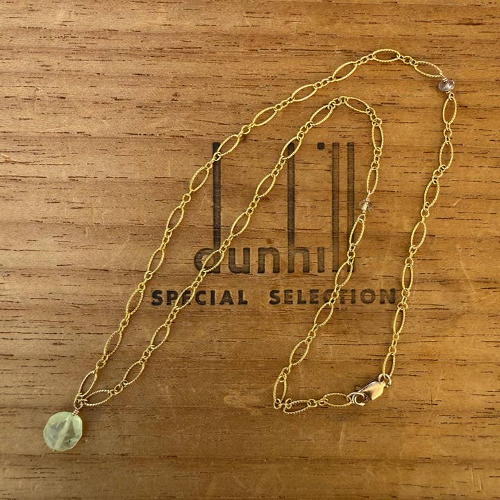 Grön fasetterad prehnit på guldpläterad kedja för wholesale av Plumage Jewelry