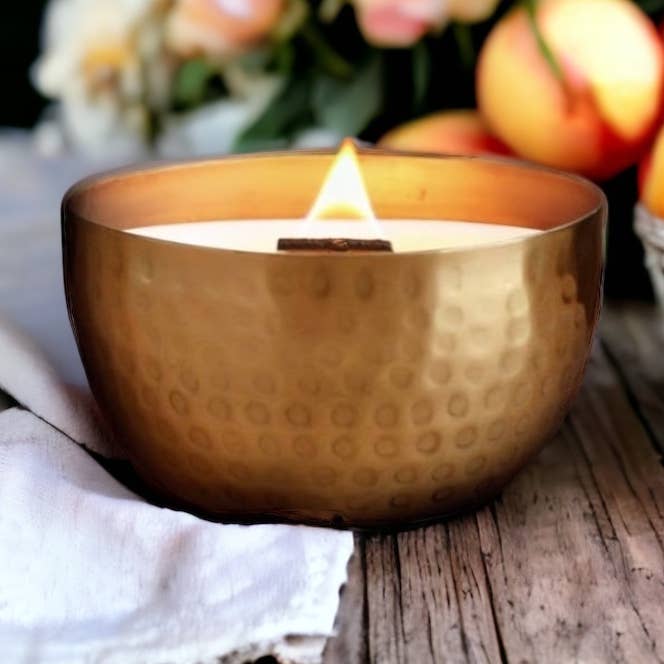 Vela de soja pura de latón macizo con flores de peonía y nectarina, 14 oz para venta al por mayor de Woodsy Homelife