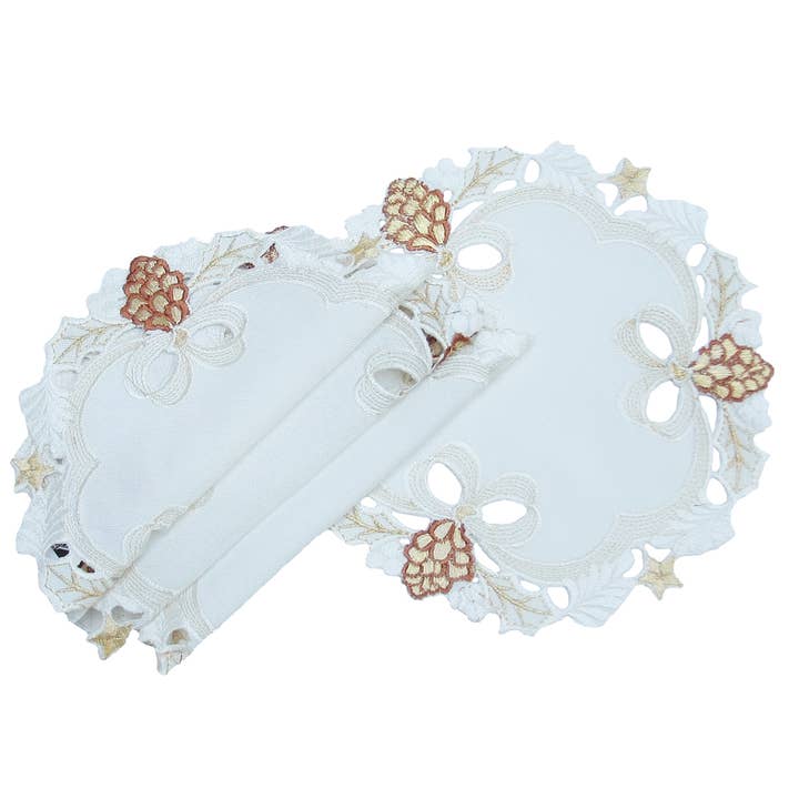 Doilies de Natal de cutwork bordado de pinheiros dourados, conjunto de 4 por atacado de Xia Home Fashions & Manor Luxe