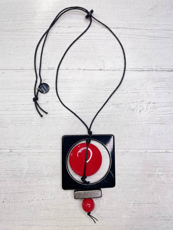 Alisha.D halskæde med rødt, firkantet vedhæng — fremstillet i Italien for engroshandel hos LIOR / ALISHA D