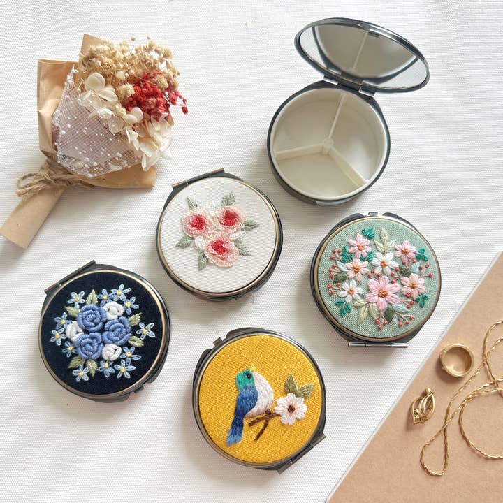 Quince Fables - Wholesale Jewelry Box/Organizer - Floral Embroidered Round Jewelry Box With Mirror
Success