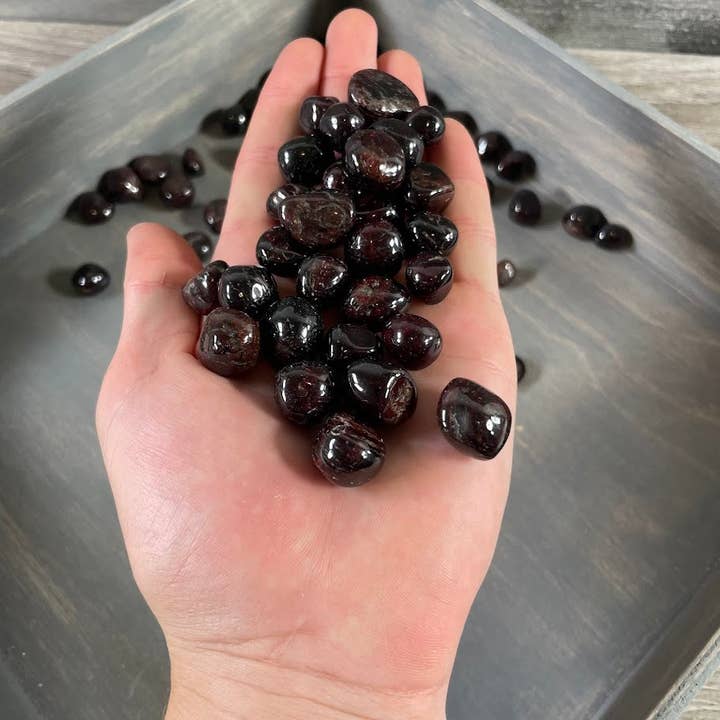 Pierres roulées en grenat – Lot de 1 livre pour boutiques de cristaux pour la vente par Keystone Crystals