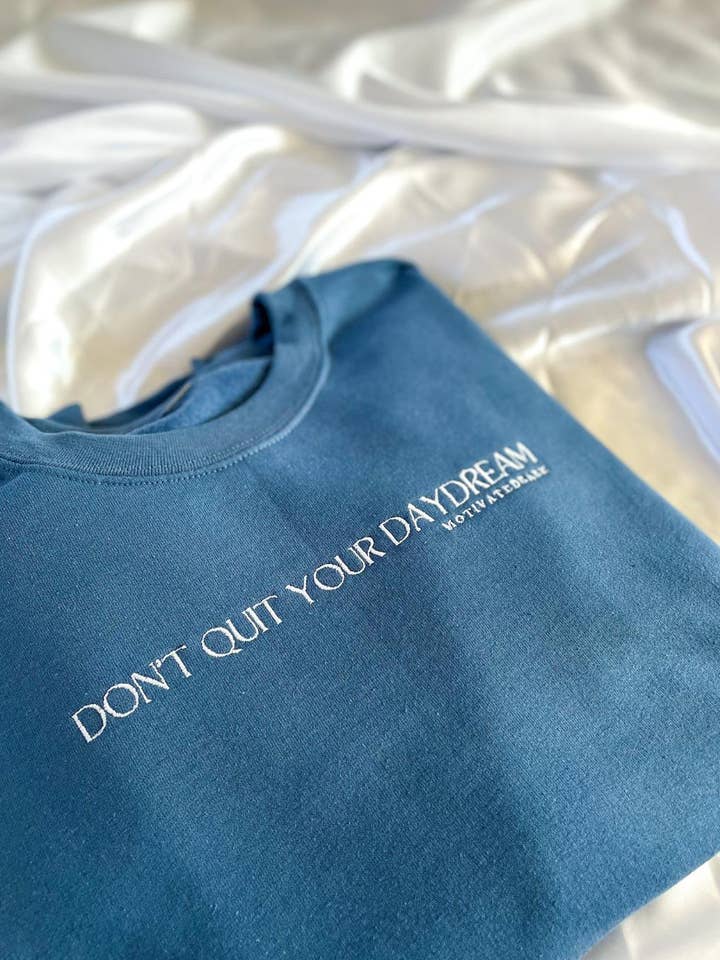 Afslut ikke din Daydream Broderet Sweatshirt for engroshandel hos MotivatedBabe