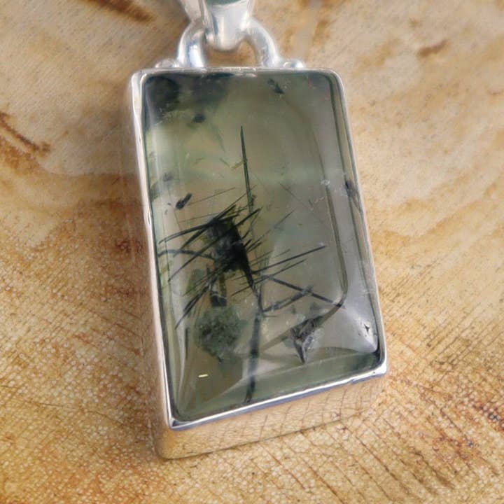 Um pendente de prata esterlina com prehnite (corrente não incluída) por atacado de Mi Esperanza Minerals