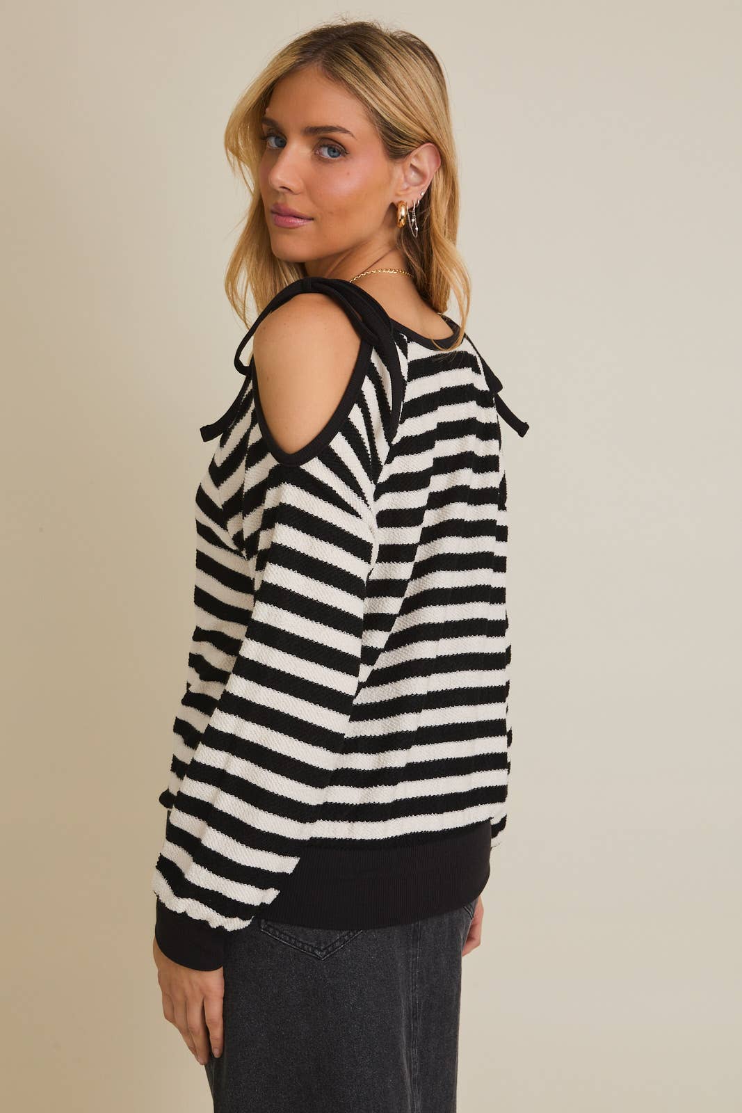 RAYURE BLANC-NOIR Haut à rayures à manches longues avec découpe à l'épaule et col rond. en vente sur Faire3