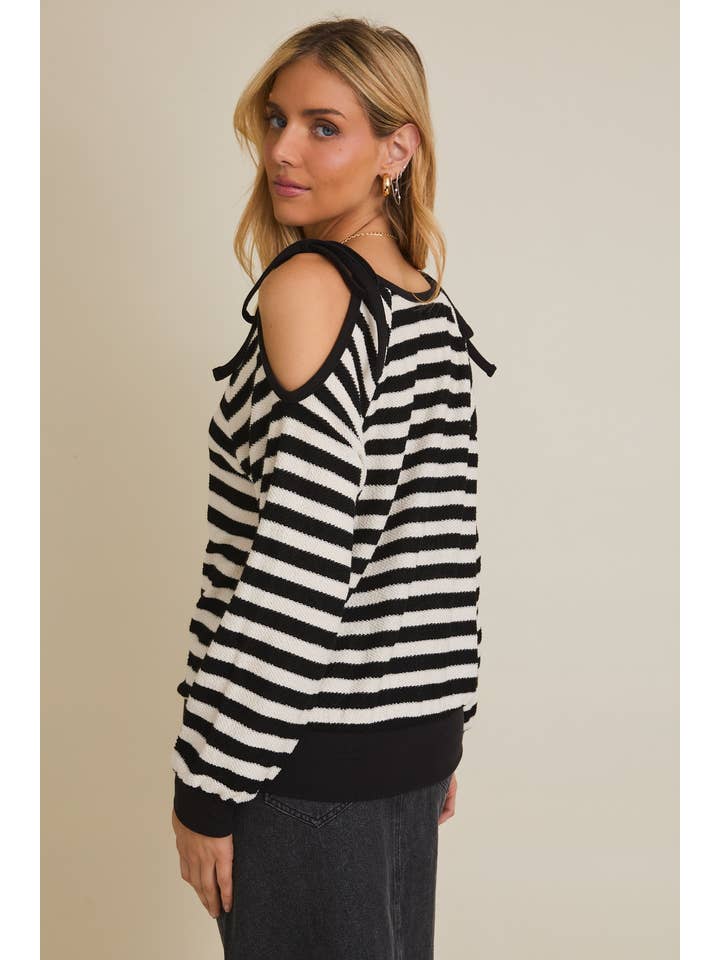 RAYURE BLANC-NOIR Haut à rayures à manches longues avec découpe à l'épaule et col rond. en vente sur Faire3