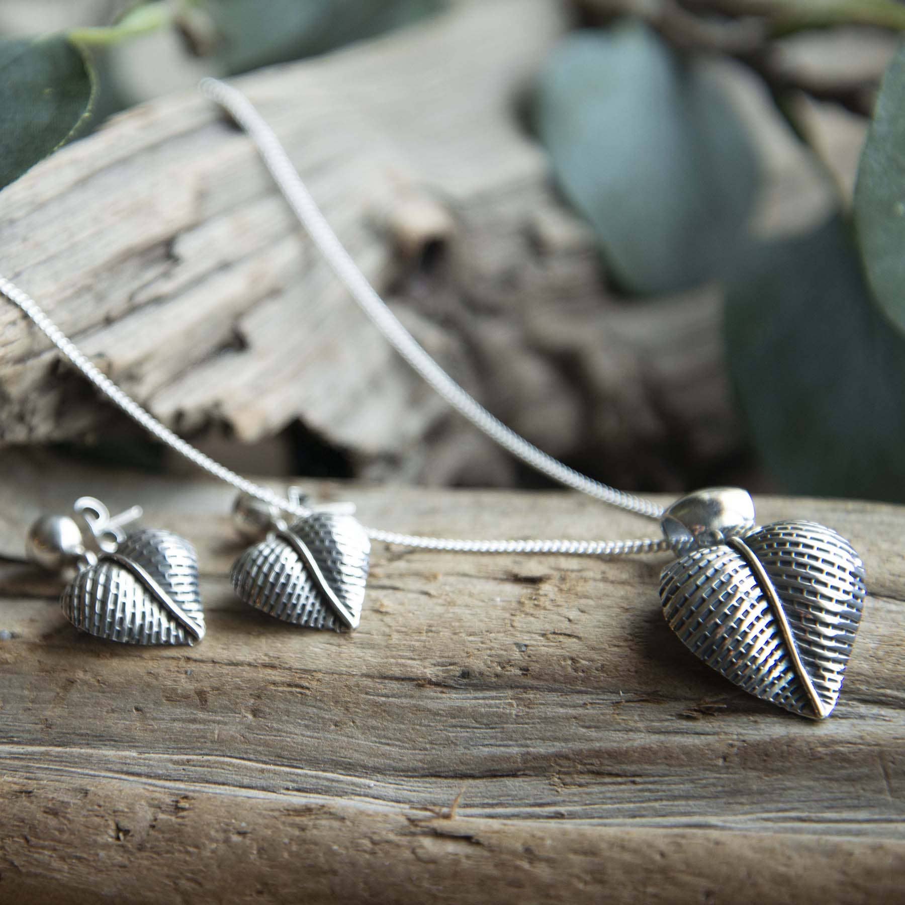 Argento Chic - Wholesale Pendant/Charm Necklace - Silver Leaves Set of Rings and Pendant0