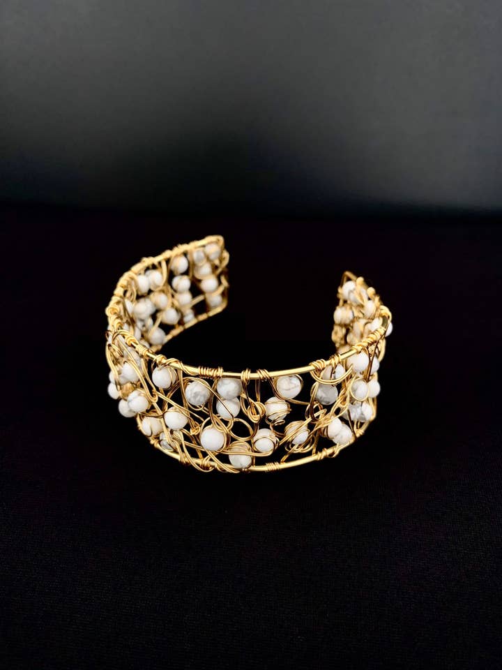 Braccialetto in howlite bianca, regolabile, fatto a mano, splendido bracciale, gioiello artigianale, bracciale da sposa/matrimonio, bracciale a polsino per la vendita all'ingrosso da parte di Diana Wingert Jewelry