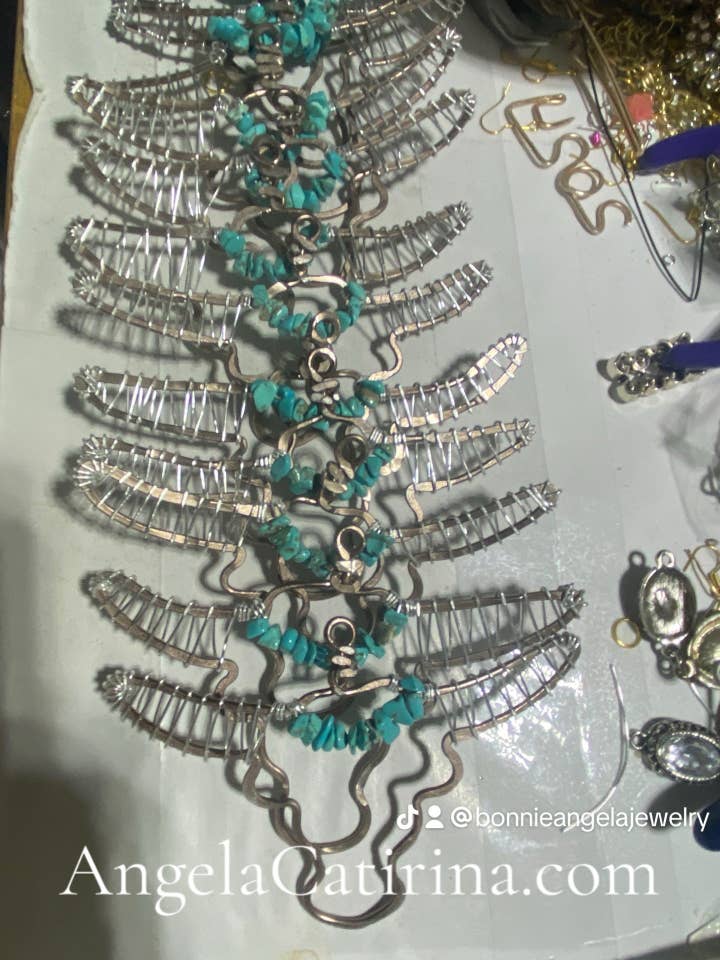 Turkis udsmykket langhornet juleornament for engroshandel hos Angela Catirina Jones