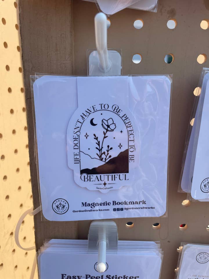 La vie n'a pas besoin d'être belle pour être parfaite Marque-page magnétique pour la vente par Gordon Craftworks