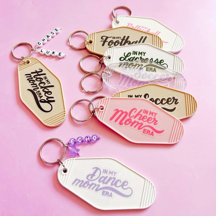 Porte-clés Sports Mama en acrylique rétro pour la vente par cutieCHEWS