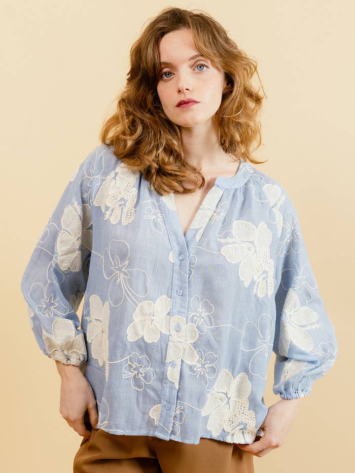 VIOLETTA BRODERAD SKJORTA för wholesale av EMILIE K