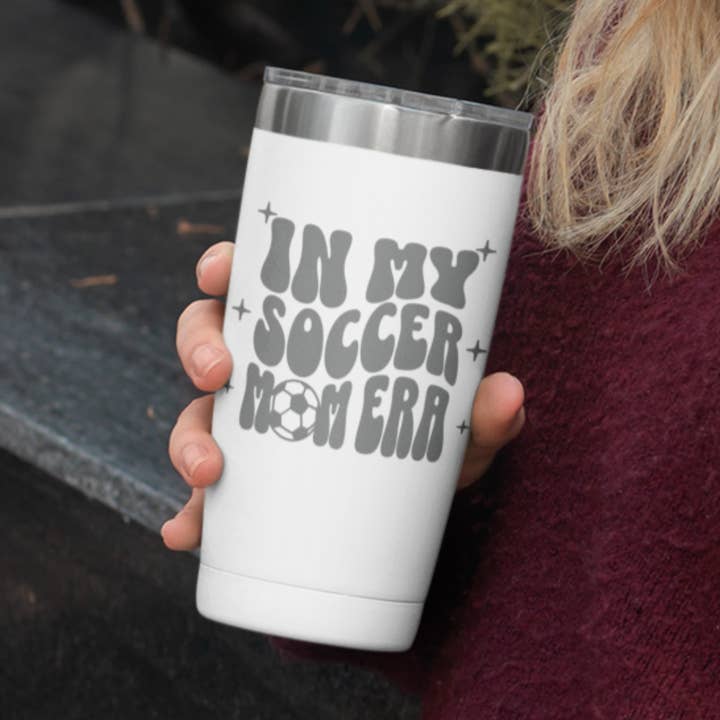 Bicchiere in My Soccer Mom Era 20 oz inciso al laser per la vendita all'ingrosso da parte di After Five Designs