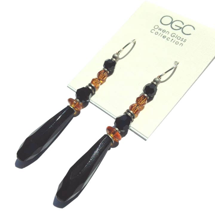 METRO 22 - ORECCHINI PENDENTI IN VETRO JET, CRISTALLO TOPAZIO per la vendita all'ingrosso da parte di Owen Glass Collection