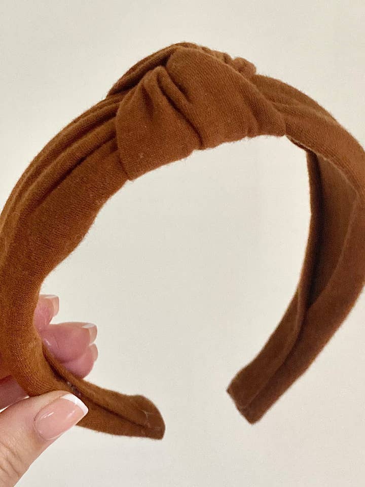 Bandeau noué à la cannelle rouille pour la vente par Knot Sew Simple