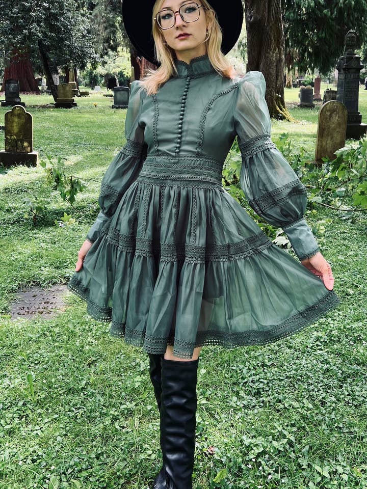 Morgana - Robe de soirée romantique d’inspiration victorienne - SAGE pour la vente par Witchwood Bags