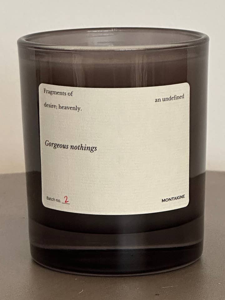 BOUGIE MAGNIFIQUE EN FORME DE NÉANT, DE LÉGUMES VERTS ET DE MUSC pour la vente par MONTAIGNE