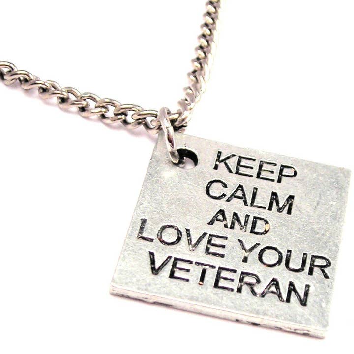 Collier à breloque simple Keep Calm and Love Your Veteran pour la vente par Chubby Chico Charms