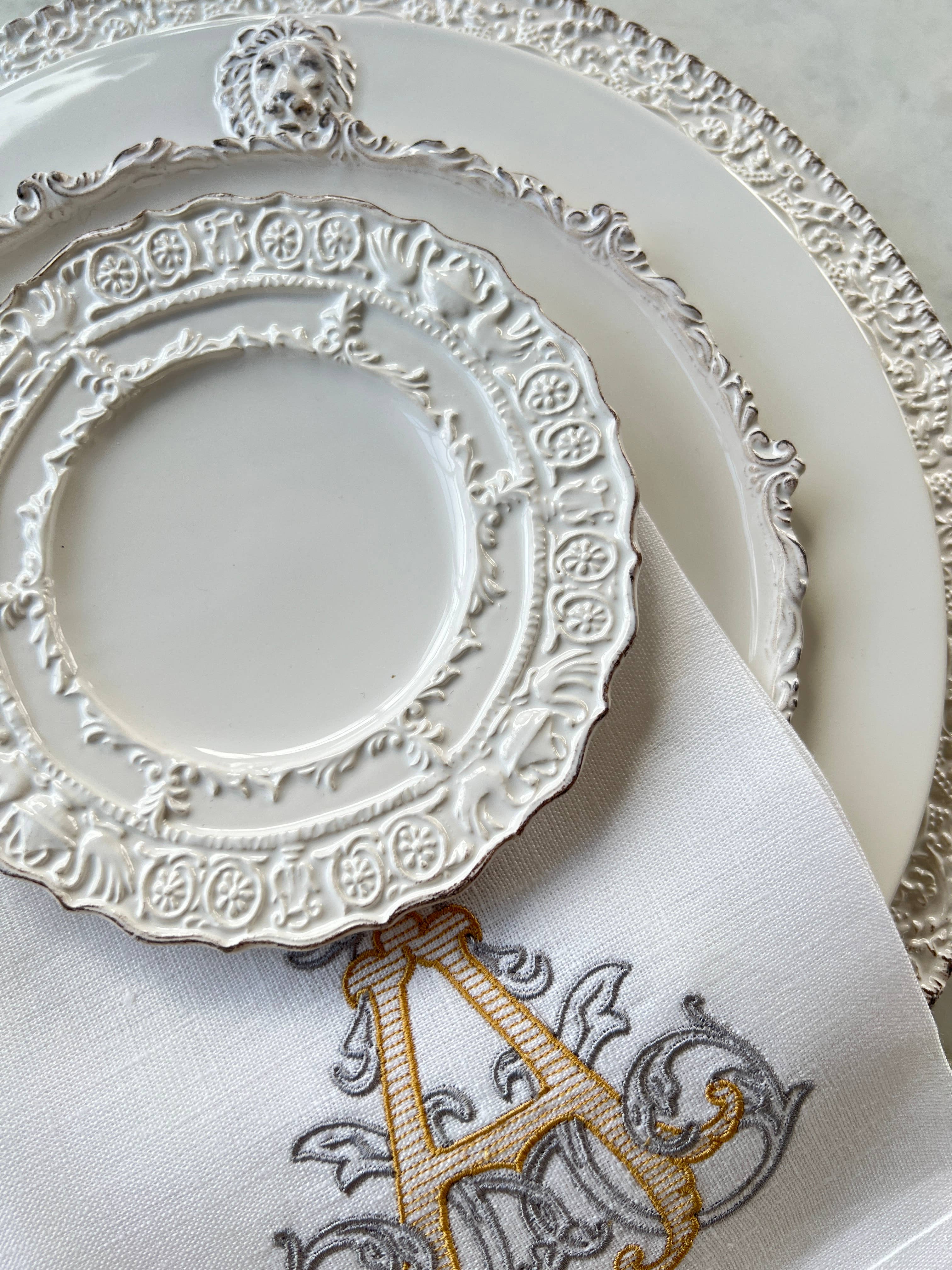 Arte Italica & Crown Linen Designs – Guardanapo e pano de jantar por atacado – Guardanapo Vintage Vine Monogram Tri-Dobre10