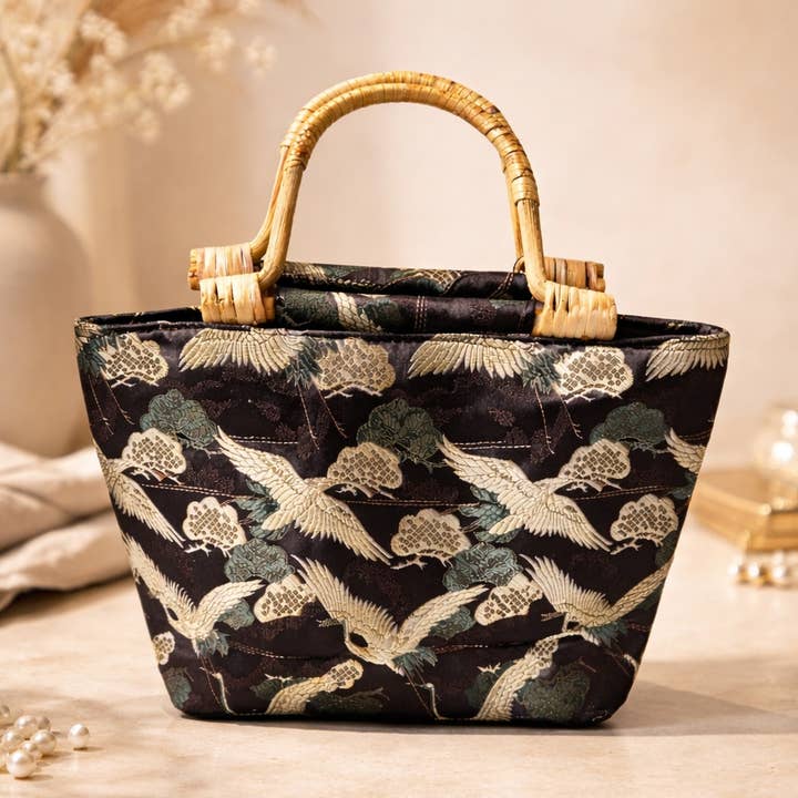 Eleganta Mihella-handväskor med tranamotiv och handtag i bambu-look för wholesale av NHP International