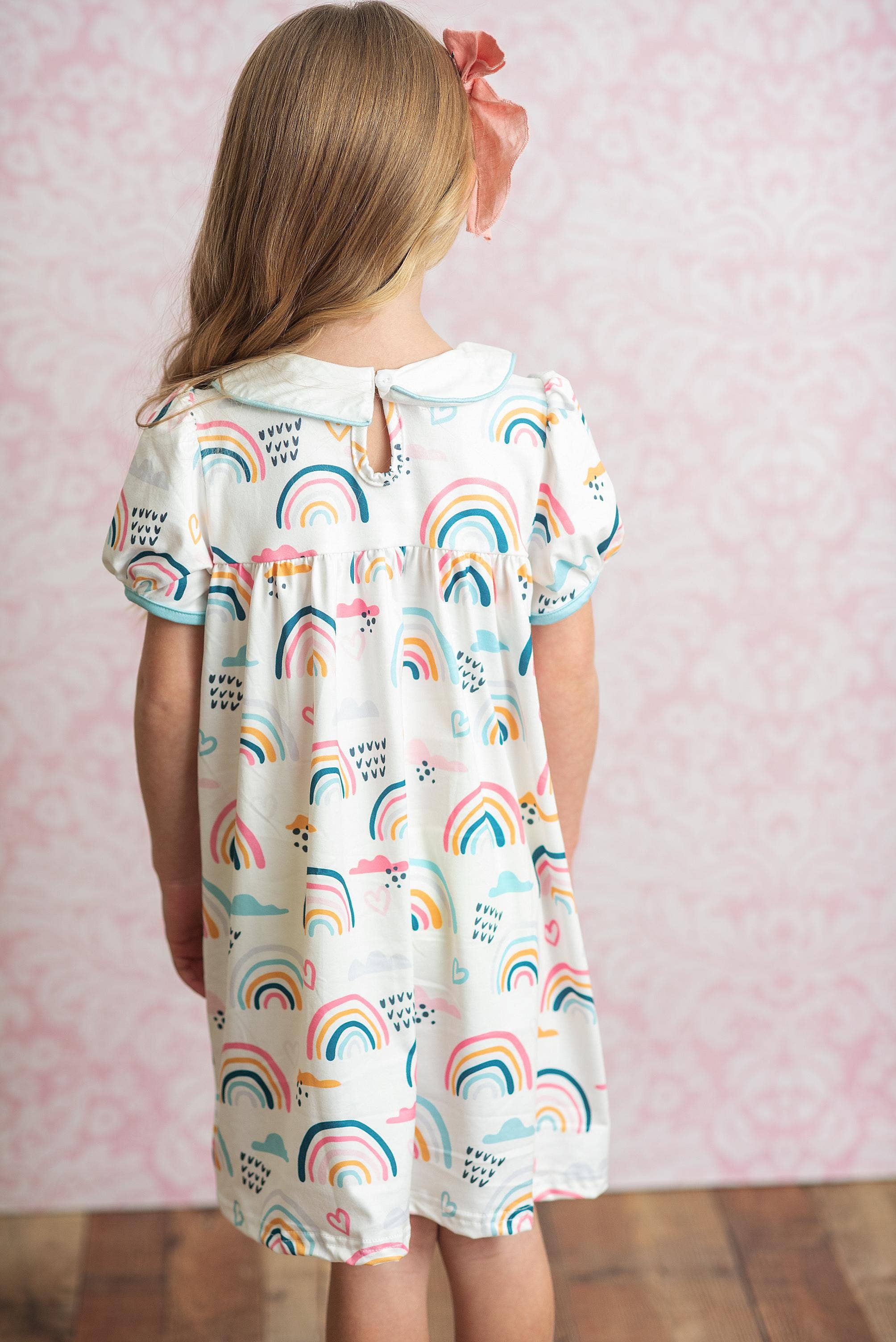 Wren & James - Vente Robe – enfant - Robe d'école brodée à col arc-en-ciel pastel pour enfants3