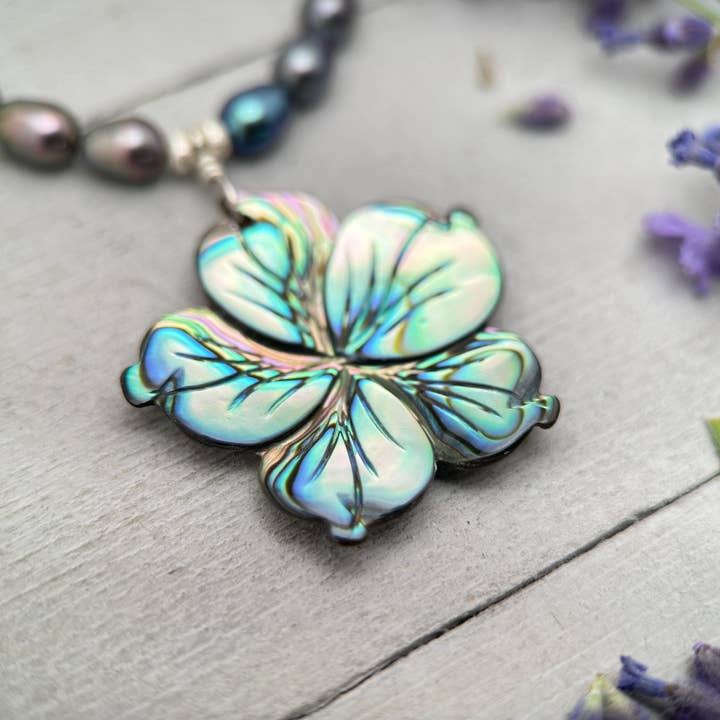 Collana di Perle di Pavone con Pendente a Fiore di Abalone – Argento Sterling 925 Massiccio – Perle Colorate Arcobaleno 4x6mm per la vendita all'ingrosso da parte di Sunlight Silver Jewelry