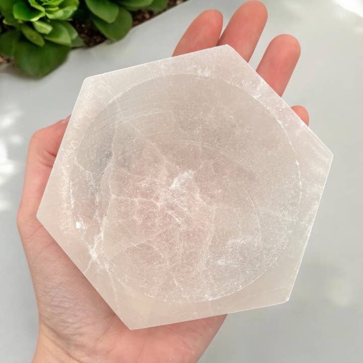 Cuenco Hexagonal de Selenita 4" para venta al por mayor de Funky Stuff
