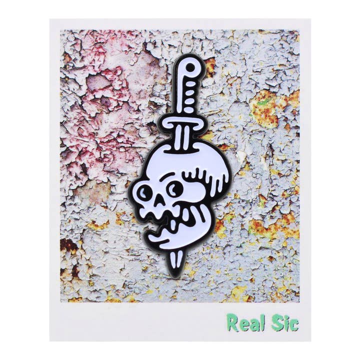 Real Sic – Großhandel Anstecker/Button – Real Sic Totenkopf im Tattoo-Stil, Okkulte, Halloween-Emaille